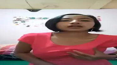 Bokep Indo Live Cewek Baju Pink Rambut Pendek Sange poster