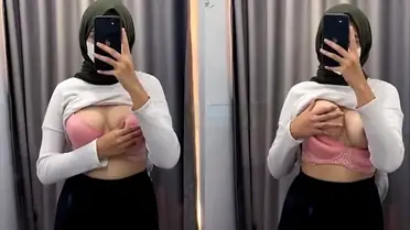 Hijaber Bocil Pamer Toket Mulus Depan Kamera poster