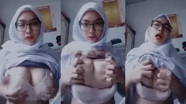 Indri Jilbab Kacamata Toge Gede Dientot Sampe Becek poster