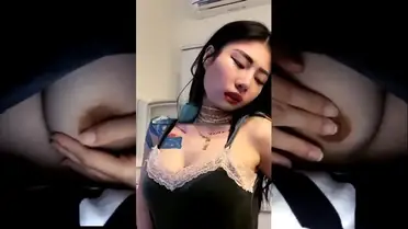 Tiktokers Vey Ruby Jane Remas Toket Sampai Tegang poster